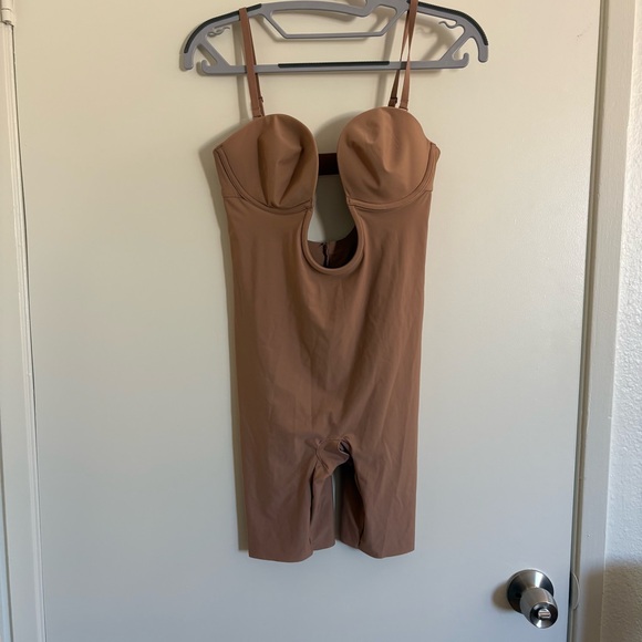 SKIMS Other - SKIMS DEEP PLUNGE SHAPEWEAR MID THIGH BODYSUIT Light Brown Size Medium Women’s